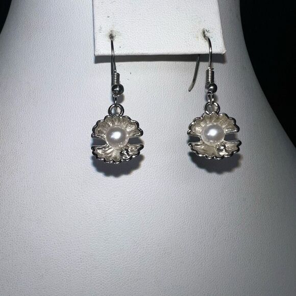 Silver Tone Clamshell with Pearl Dangle Earrings - Picture 2 of 6